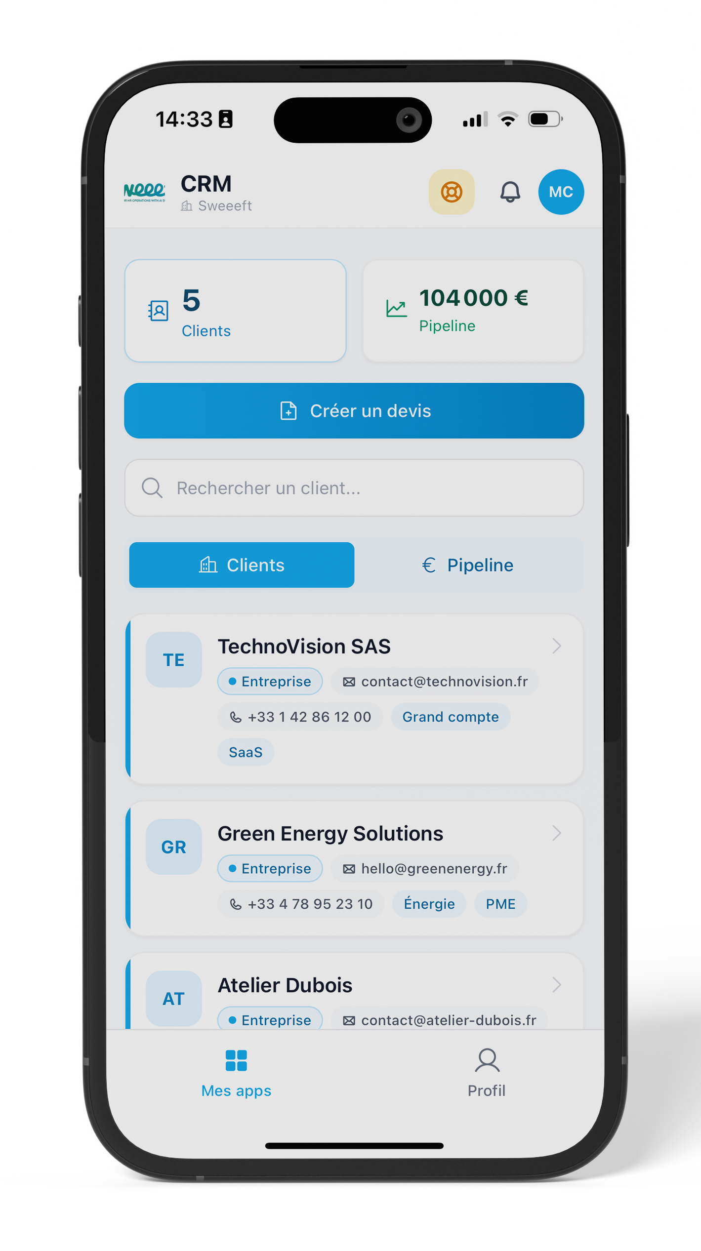 Application mobile CRM affichée sur smartphone